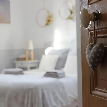 La Poterne L D'hotes A Bed & Breakfast Épernay