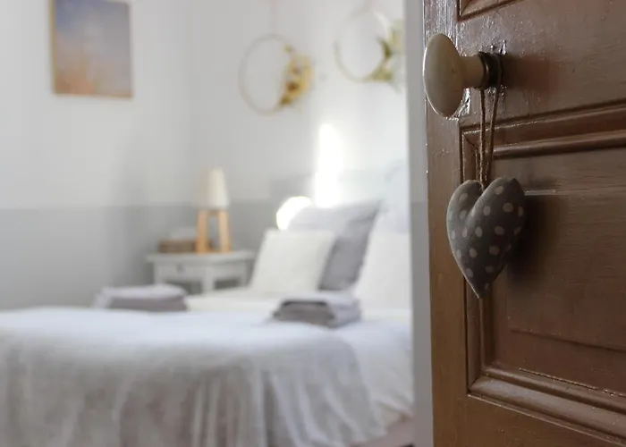 La Poterne L D'hotes A Bed & Breakfast Épernay